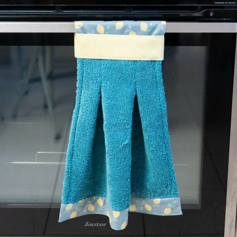 Essuie-main Miss Cactus bleu accroché au four, patron de couture pdf à télécharger, facile pour cuisine, niveau débutant.