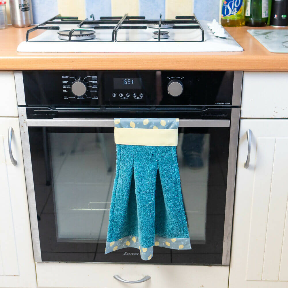 Essuie-main Miss Cactus accroché à une poignée de four, patron de couture pdf à télécharger inclus.