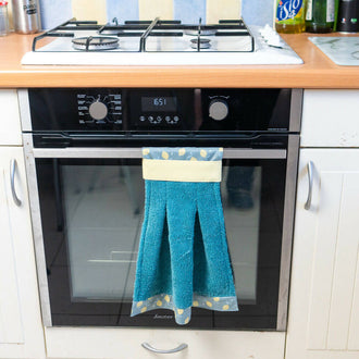 Essuie-main Miss Cactus accroché à une poignée de four, patron de couture pdf à télécharger inclus.