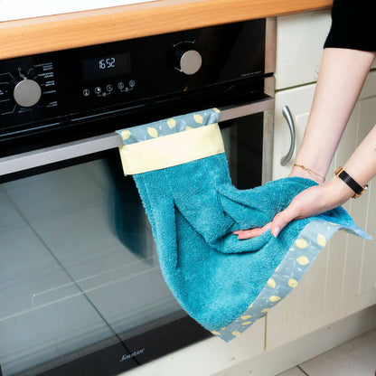 Essuie-main Miss Cactus accroché à une poignée de four, patron de couture pdf à télécharger en taille unique pour débutants.