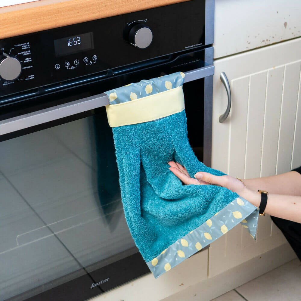 Essuie-main Miss Cactus accroché à un four, patron de couture PDF à télécharger inclus.