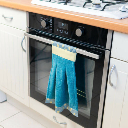 Essuie-main Miss Cactus accroché à une poignée de four, idéal pour la cuisine. Patron de couture pdf à télécharger.