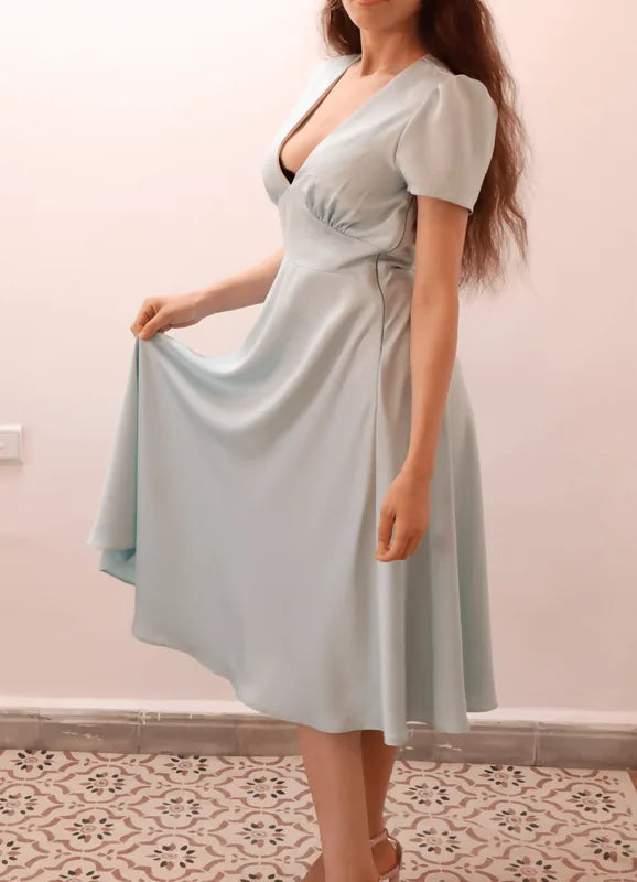 Femme portant la FAYA ROBE-taille de 30 à 58 EU, patron de couture pdf à télécharger, élégante robe inspirée des années 40.
