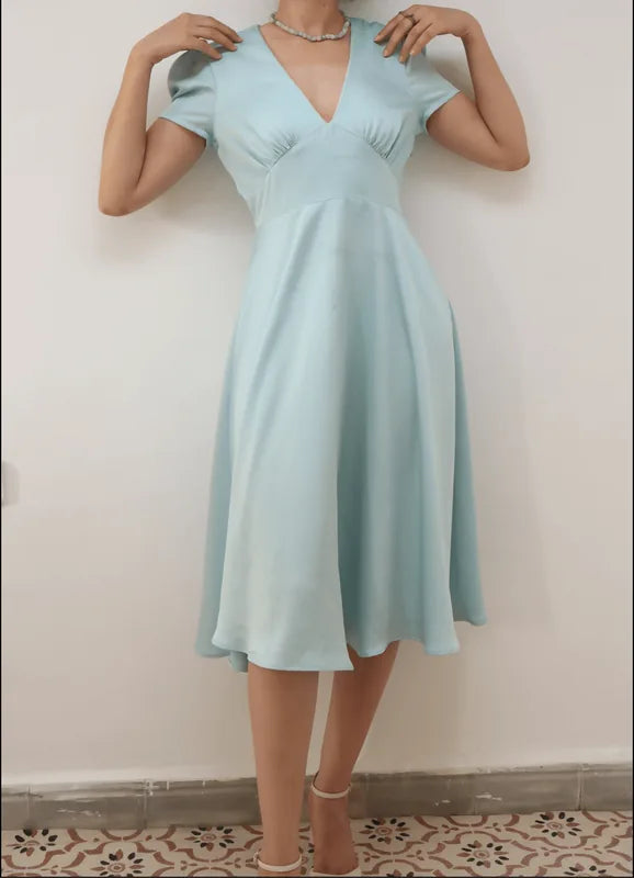 Femme portant la FAYA ROBE-taille de 30 à 58 EU, élégante robe bleue inspirée des années 40, patron de couture pdf à télécharger.