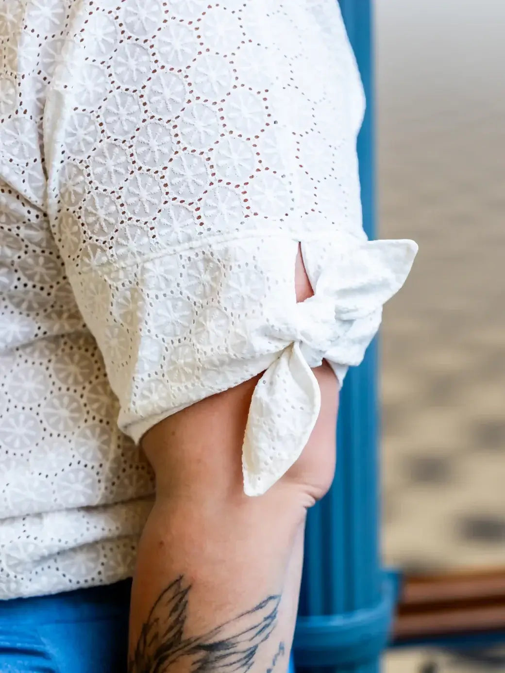 FIGUE - La blouse parfaite, patron de couture pdf à télécharger, détail de manche en dentelle avec nœud.