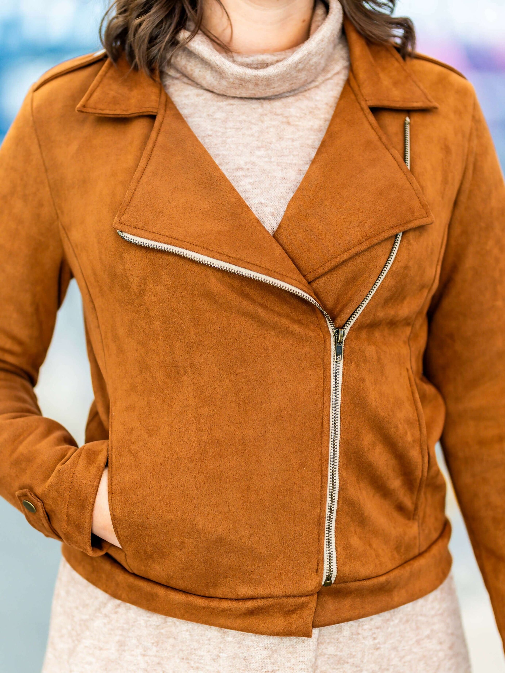 FRAMBOISE - Le perfecto en suédine marron porté sur un pull, patron de couture pdf à télécharger, poches et fermeture éclair visibles.