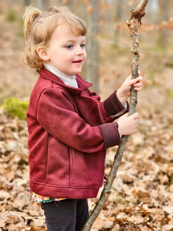 Enfant portant le FRAMBOISE - Le perfecto dans un bois d'automne, patron de couture pdf à télécharger disponible.