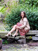 Femme portant FRAMBOISE - Le perfecto en simili cuir, assise sur un banc dans un jardin, patron de couture pdf à télécharger.