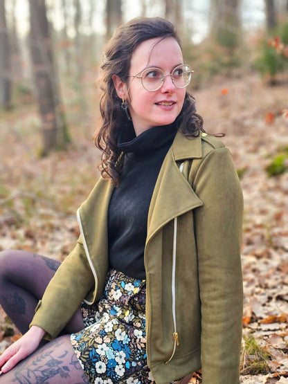 FRAMBOISE - Le perfecto en suédine, porté en plein air, patron de couture pdf à télécharger.