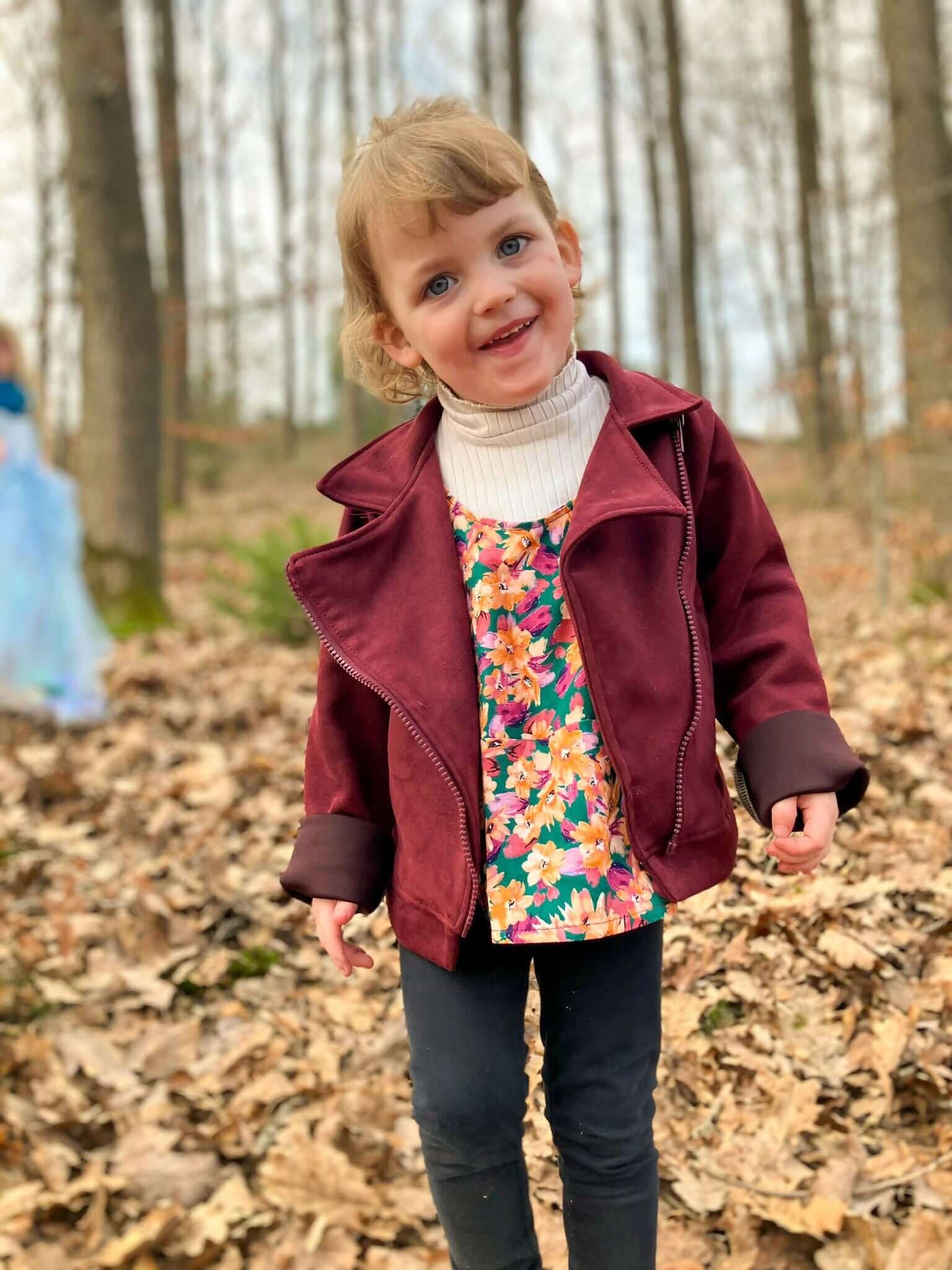 Enfant portant FRAMBOISE - Le perfecto dans la forêt, modèle de patron de couture pdf à télécharger, adapté pour toute occasion.