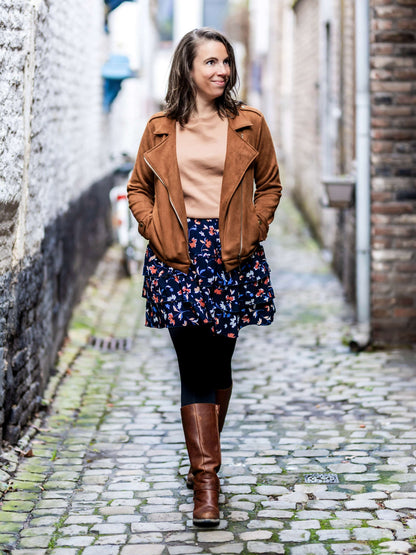 Femme portant FRAMBOISE - Le perfecto en suédine marron, parfait patron de couture pdf à télécharger pour un look élégant.