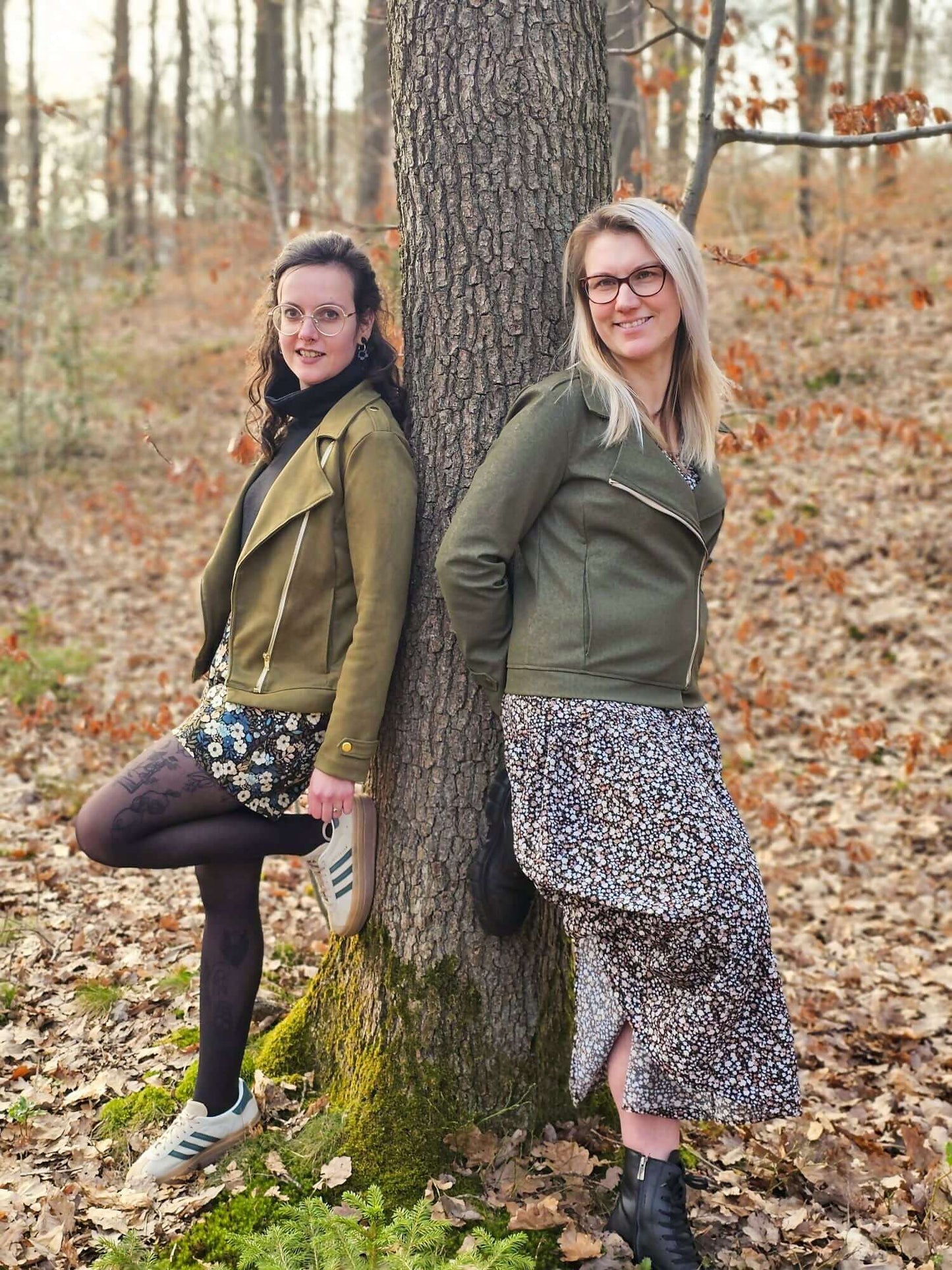 Deux femmes portant le FRAMBOISE - Le perfecto en forêt, modèle patron de couture pdf à télécharger.