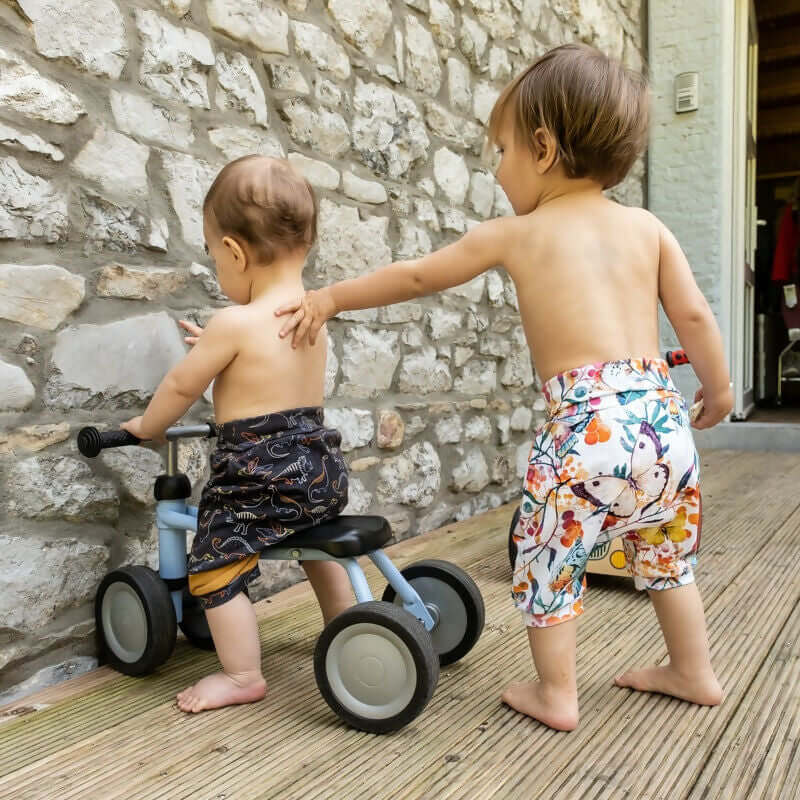 Deux enfants portant le GOYAVE - LE sarouel et bermuda évolutif, idéal pour couches lavables, patron de couture pdf à télécharger.