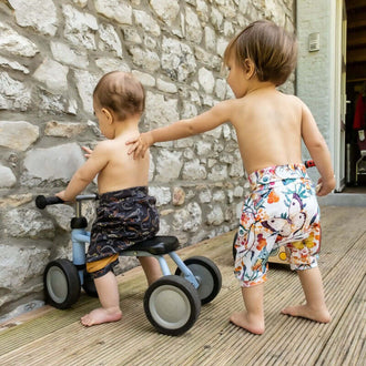 Deux enfants portant le GOYAVE - LE sarouel et bermuda évolutif, idéal pour couches lavables, patron de couture pdf à télécharger.