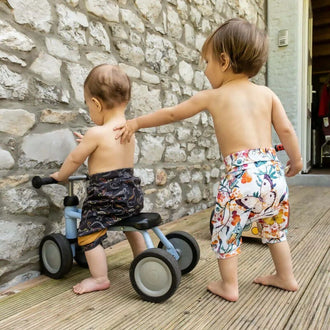 Deux enfants portant le GOYAVE - LE sarouel et bermuda évolutif, idéal pour couches lavables, patron de couture pdf à télécharger.