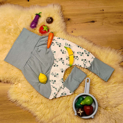 GOYAVE - LE sarouel et bermuda évolutif, patron de couture pdf à télécharger, présenté sur un tapis avec jouets colorés