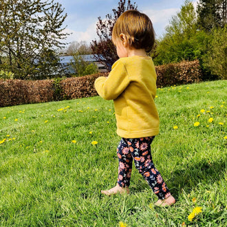 Enfant portant un legging floral, patron de couture pdf à télécharger pour GRENADE - Le legging et short évolutif.