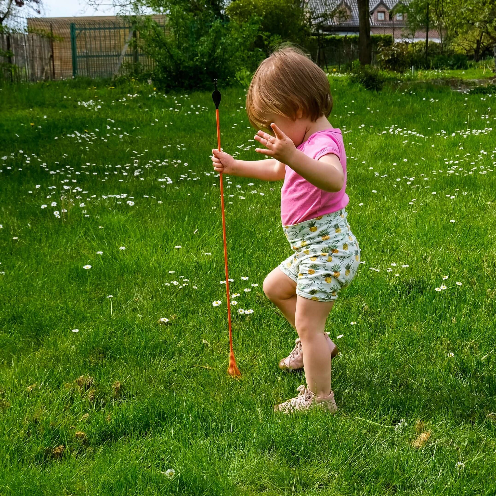 Enfant jouant dans l'herbe avec un GRENADE - Le legging et short évolutif. Patron de couture pdf à télécharger.