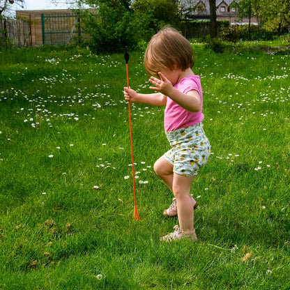 Enfant jouant dans l'herbe avec un GRENADE - Le legging et short évolutif. Patron de couture pdf à télécharger.