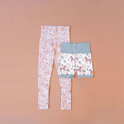 GRENADE - Le legging et short évolutif, patron de couture pdf à télécharger, portant des motifs fantaisie pour enfants sur fond beige.