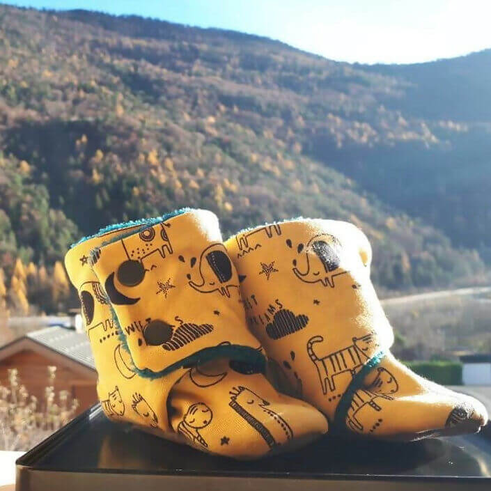 GRIOTTES - Les chaussons montants (ou pas) patron de couture pdf à télécharger, chaussons bébé jaunes avec motifs animaux.