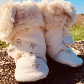 GRIOTTES - Les chaussons montants (ou pas), patron de couture pdf à télécharger, chaussons bébé chauds et mignons sur pierre