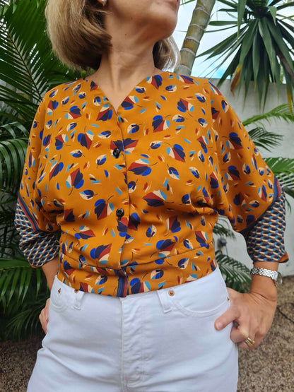 Femme portant un Gilet Emeraude avec motifs colorés, patron de couture pdf à télécharger, manche chauve-souris, style kimono.