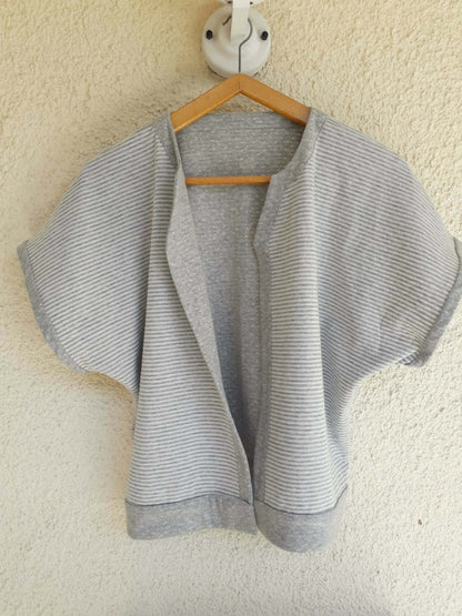 Gilet Emeraude style kimono sur cintre, patron de couture pdf à télécharger, manches chauve-souris, coupe décontractée et confortable.