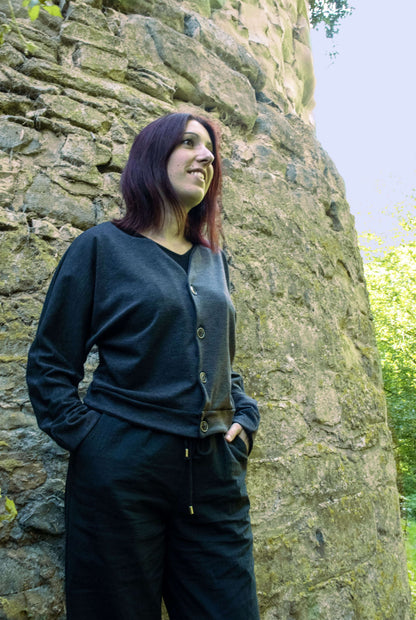 Femme portant un Gilet Emeraude décontracté, inspiré du kimono japonais, en plein air. Patron de couture pdf à télécharger disponible.