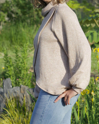 Gilet Tourmaline en tissu élégant, patron de couture pdf à télécharger, style moderne avec manches bouffantes.