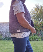 Gilet de Berger Cérès porté en extérieur, parfait pour le printemps, avec patron de couture pdf à télécharger.