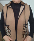 Gilet de Berger Cérès en version simple avec poches léopard et capuche amovible, parfait pour la mi-saison.