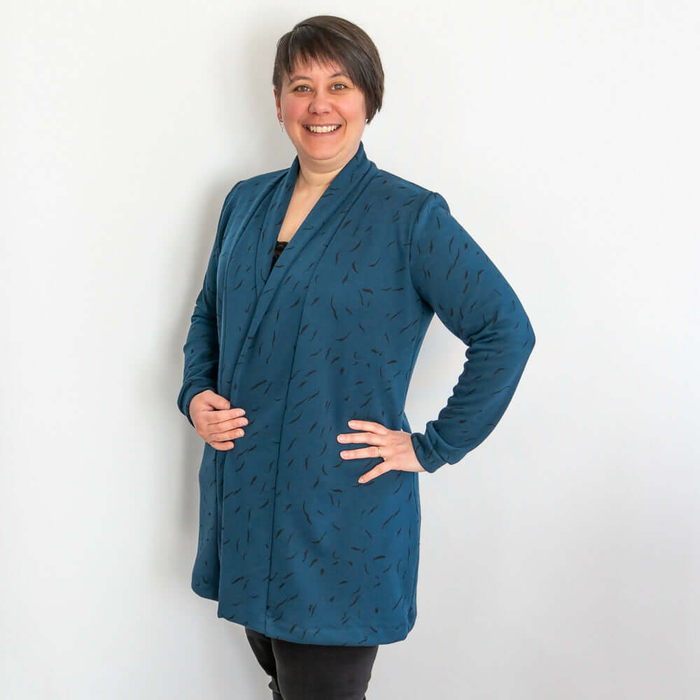 Gilet femme Jasmin bleu, élégant et confortable, disponible de la taille 34 à 56, parfait pour la mi-saison.