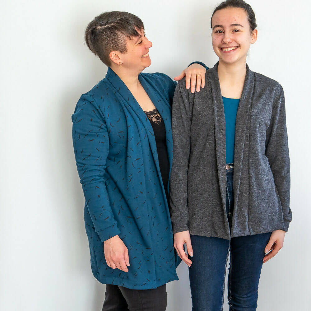 Gilet femme Jasmin en deux longueurs, adapté à toutes les morphologies, patrons PDF disponibles.