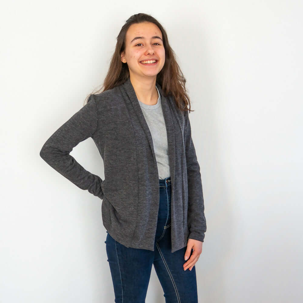 Gilet femme Jasmin en couleur gris foncé, élégant et confortable, adapté à la mi-saison, avec patron PDF disponible.