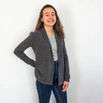 Gilet femme Jasmin en couleur gris foncé, élégant et confortable, adapté à la mi-saison, avec patron PDF disponible.