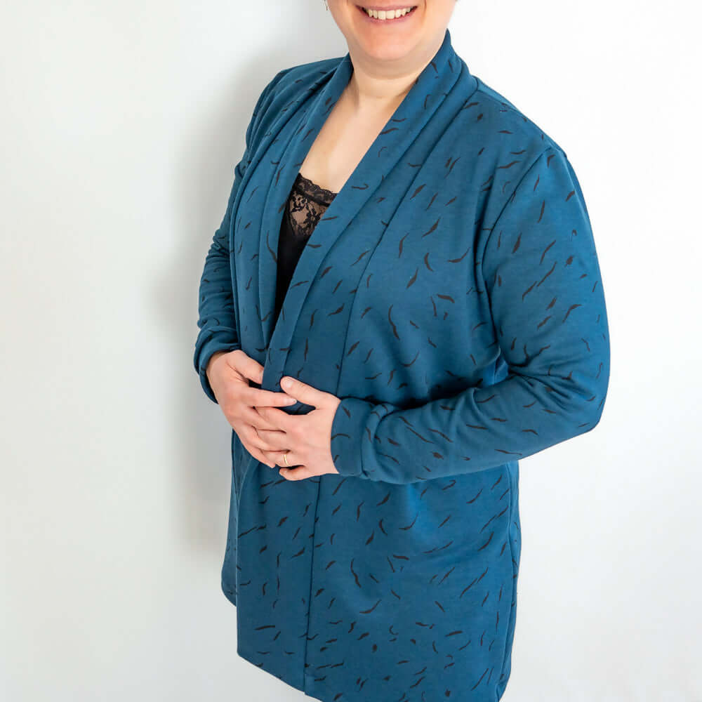 Gilet femme Jasmin en bleu, coupe élégante et confortable, idéal pour la mi-saison, tailles de 34 à 56.