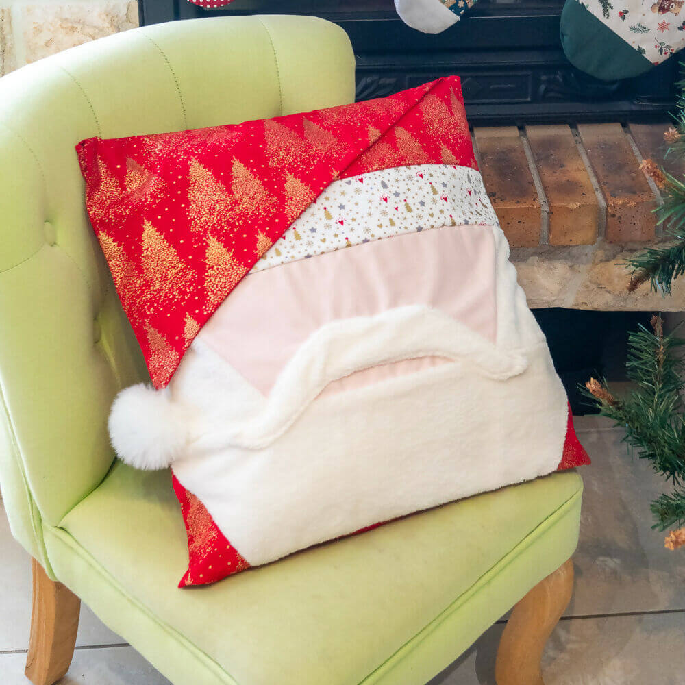 Housse de coussin design Père Noël, idéale pour ajouter une touche festive à votre décoration de Noël.