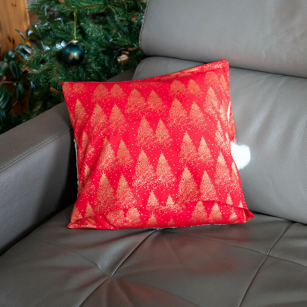 Housse de coussin Père Noël avec motif scintillant sur fond rouge, décorative pour Noël.