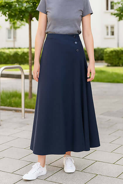 Jupe Améthyste élégante en bleu foncé, jupe portefeuille patron de couture pdf à télécharger, idéale pour toutes les silhouettes.