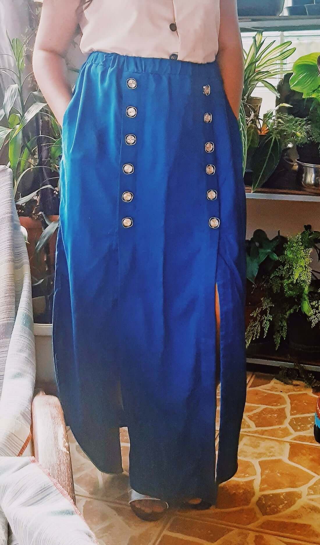 Jupe Astéria - T36 à 50, jupe longue bleue avec boutons avant et ceinture élastique, patron de couture PDF à télécharger.