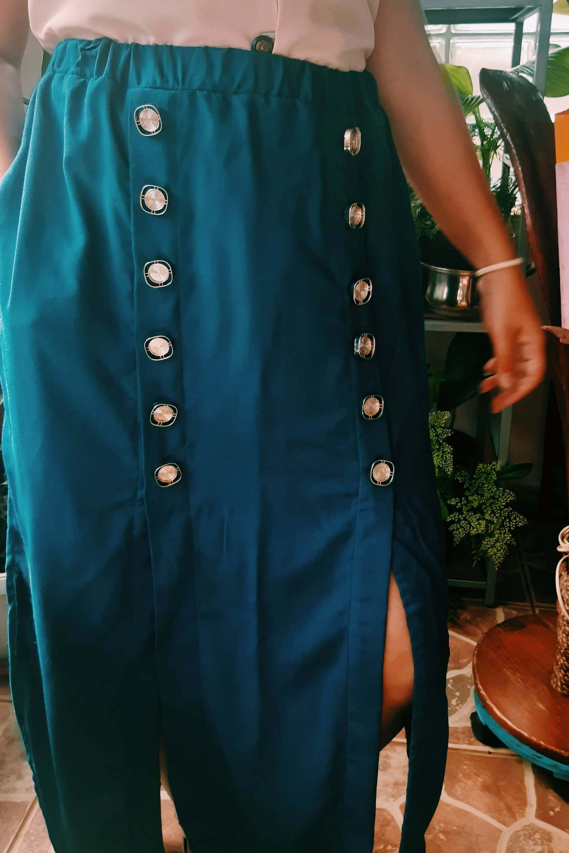 Jupe Astéria - T36 à 50 en bleu avec boutons sur le devant, patron de couture pdf à télécharger