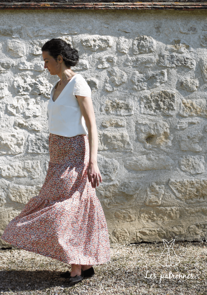 Femme portant la Jupe Carmen, longue et élastiquée, patron de couture pdf à télécharger inclus.
