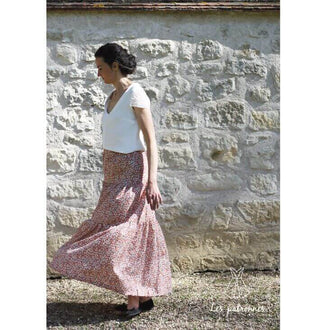 Jupe Carmen - femme en 3 volants, patron de couture pdf à télécharger, femme portant jupe longue devant un mur de pierre.