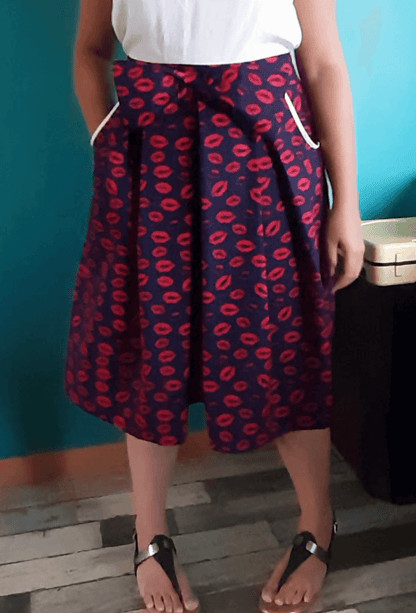 Jupe Hathor - T36 à 50, patron de couture pdf à télécharger, jupe à plis années 60 avec poches italiennes et nœud élégant.