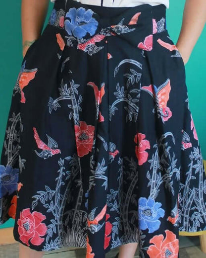 Jupe Hathor - T36 à 50 avec plis et motif floral, patron de couture pdf à télécharger, jupe élégante avec poches italiennes et nœud.