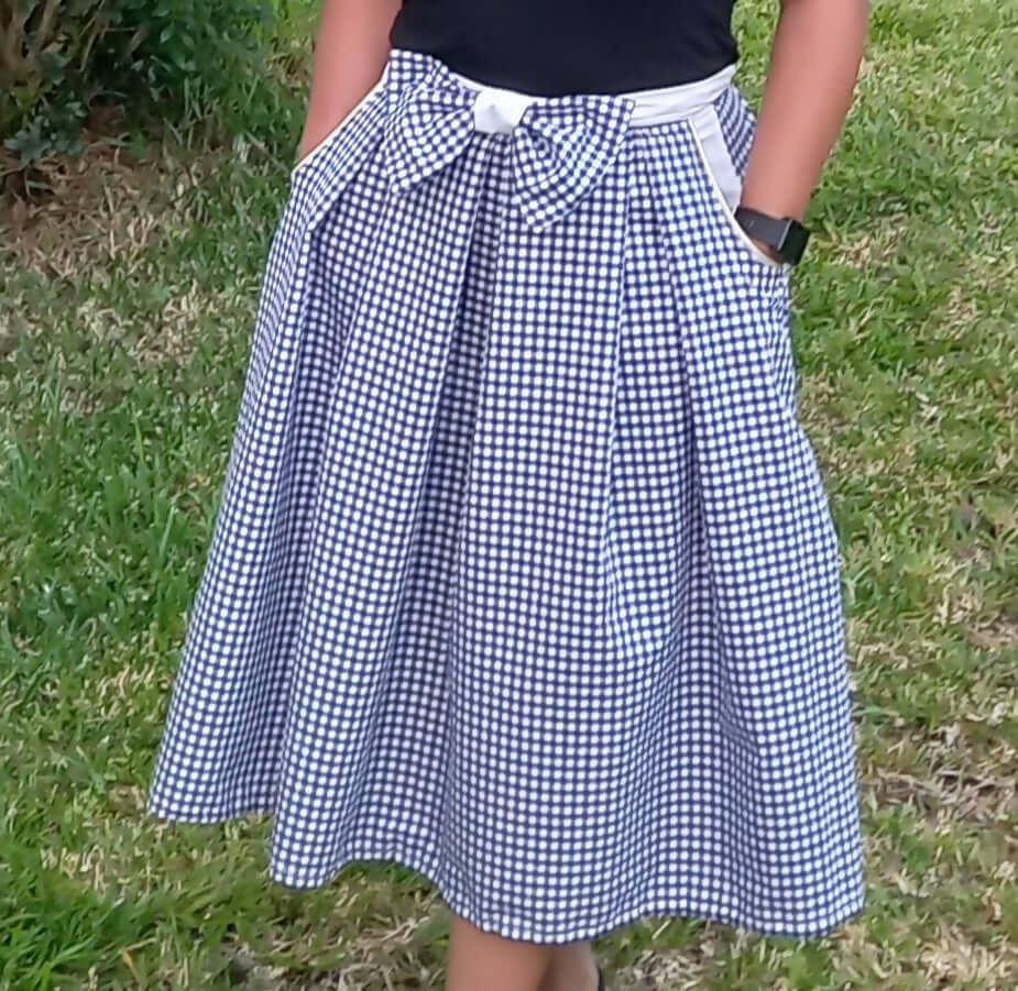 Jupe Hathor - T36 à 50, patron de couture pdf à télécharger, jupe à plis années 60 avec poches italiennes et nœud élégant.