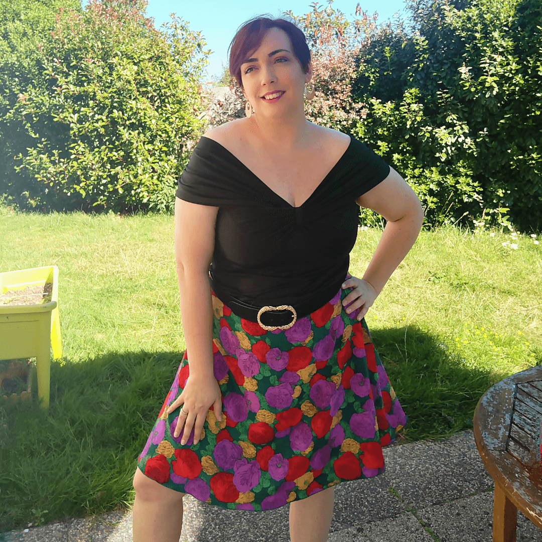 Femme portant Jupe Ibaia (3 longueurs) | Taille 32 à 52 en extérieur, patron de couture pdf à télécharger.