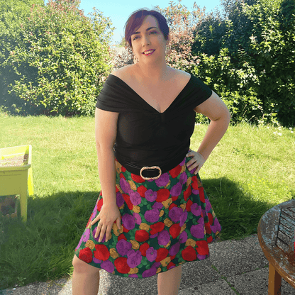 Femme portant Jupe Ibaia (3 longueurs) | Taille 32 à 52 en extérieur, patron de couture pdf à télécharger.