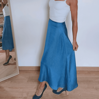 Jupe Ibaia (3 longueurs) | Taille 32 à 52, patron de couture pdf à télécharger, jupe bleue élégante sur mannequin en intérieur.